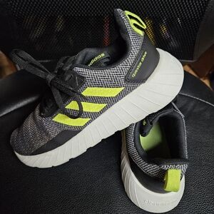 Adidas questar drive cloudfoam shoes size 4
